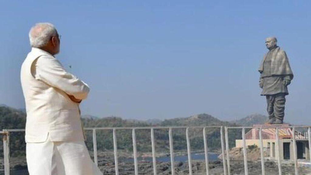 3300 करोड़ क्या यदि 33000 करोड़ की,प्रतिमा भी उनकी लगे तो वह कम ही होगी. Modiviewstatue